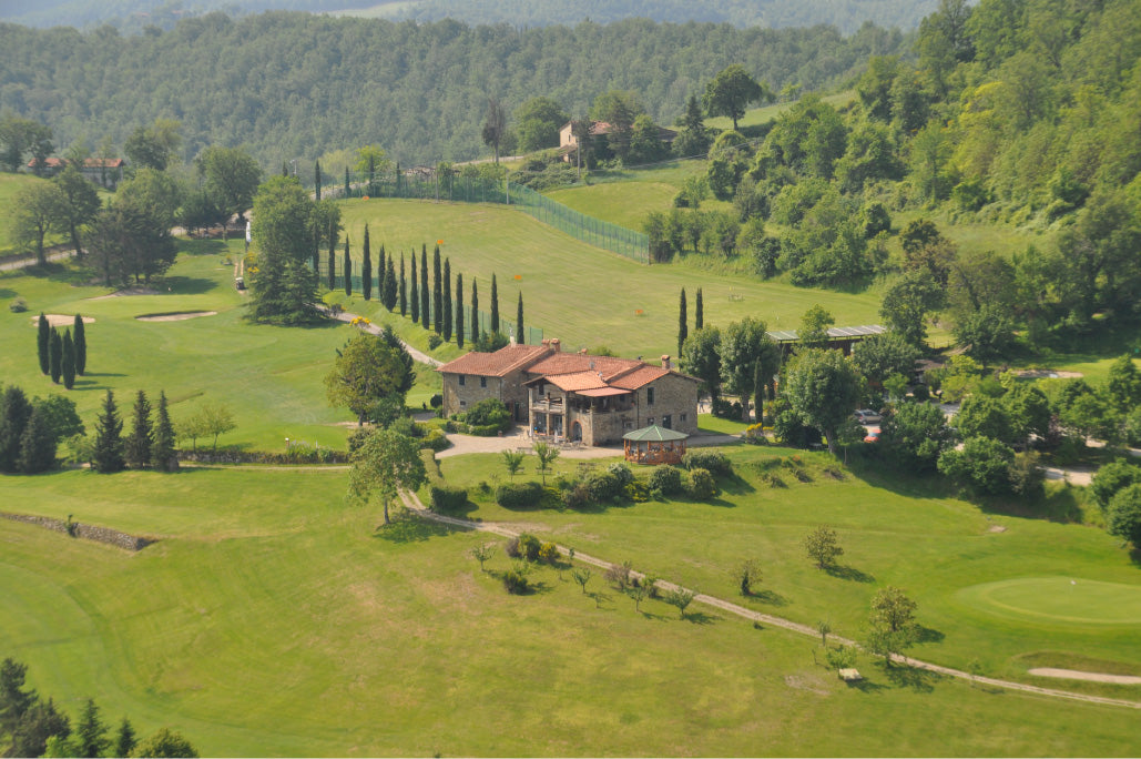GreenClub-Golf-Suisse-Golf-Club-Casentino-Italie-AEREA-CLUB-HOUSE-CAMPO