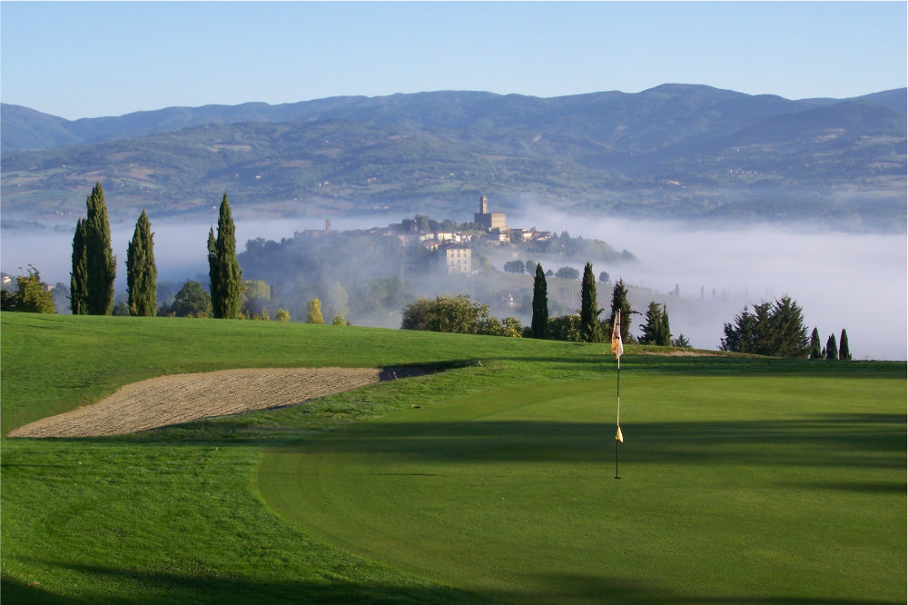 GreenClub-Golf-Suisse-Golf-Club-Casentino-Italie-foto-buca-1-con-castello-Poppi